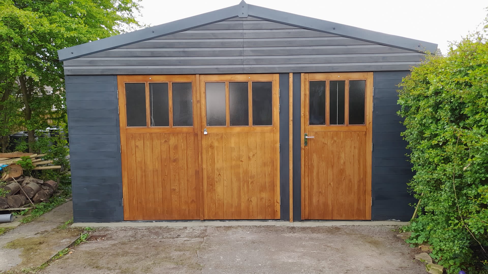 House With Garage Image